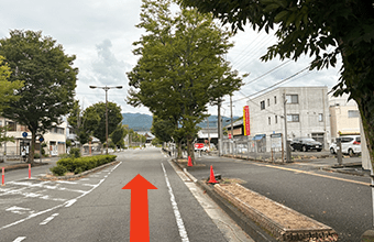黄色と赤色の目印がついた建物